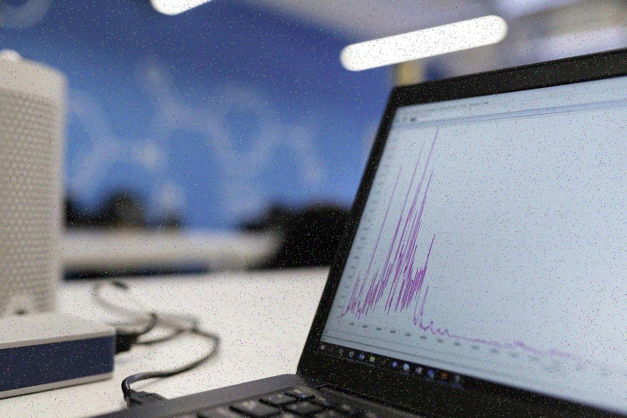 Alumno trabajando en modelo 3D
